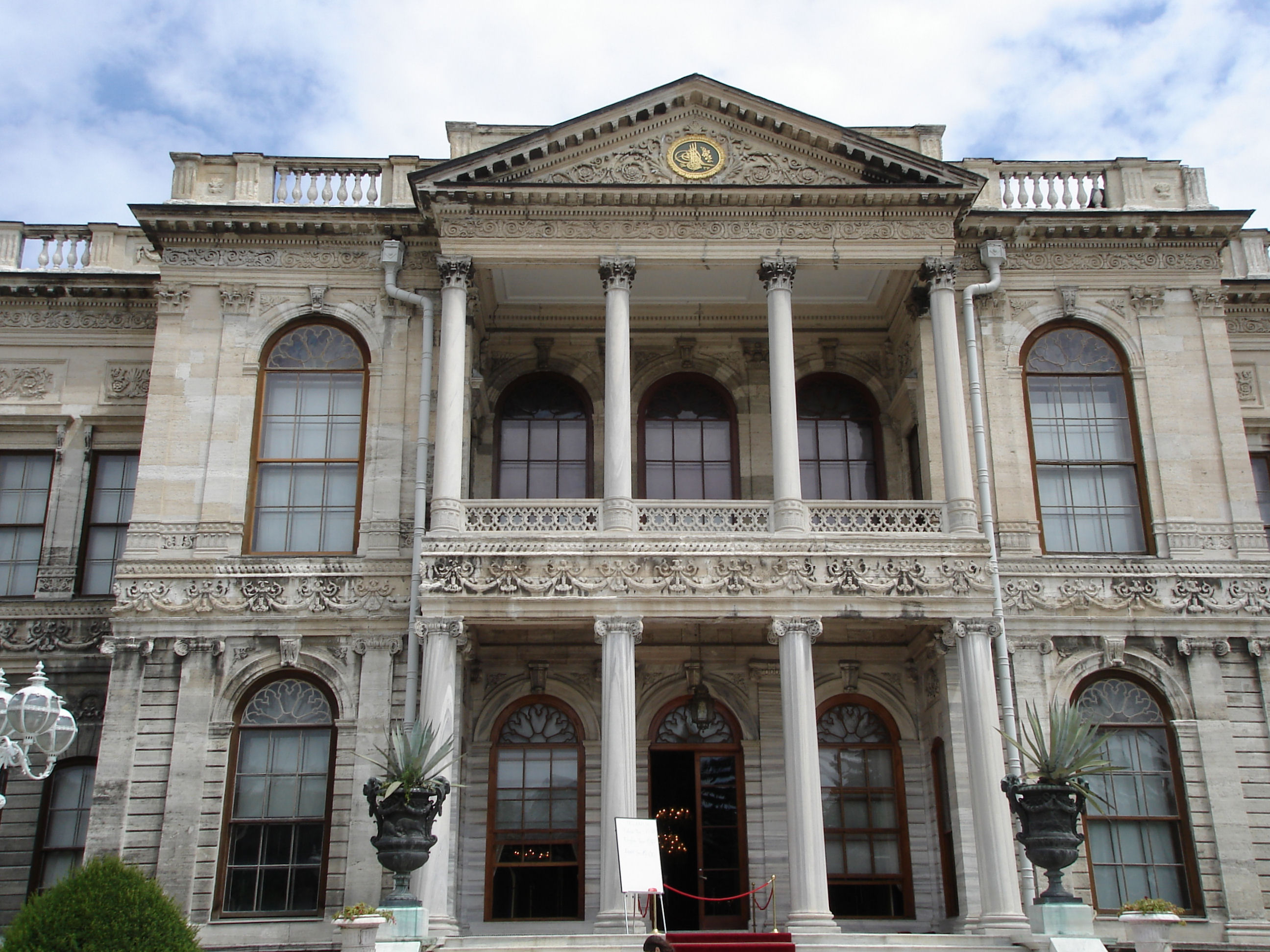 Istanbul_Dolmabahce_entrance